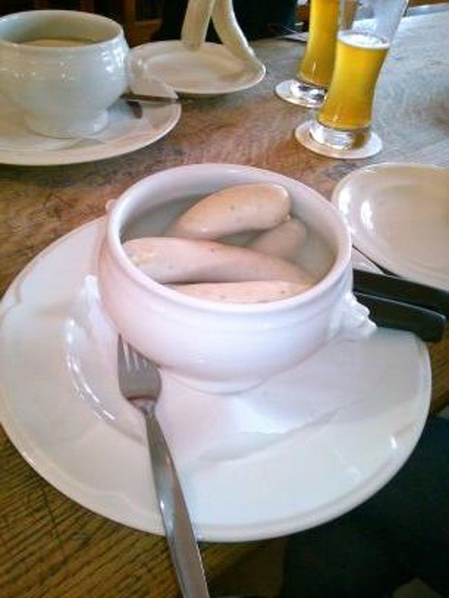 このソーセージは皮を剥いて食べるのだそうです。美味しかった！