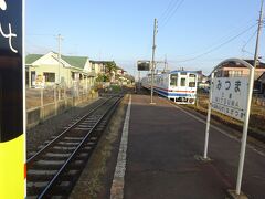 ここでも列車すれ違い。
向こうは快速だったので、通過していった。