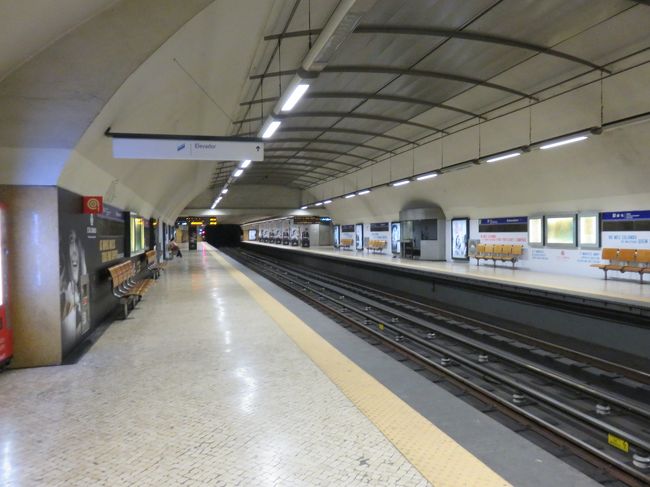 2日目はエヴォラへ。<br />天正遣欧少年使節の滞在していたこともあるという都市で、史跡をみるのが好きなワタシとしては是非いってみたいと思ってました。<br />アクセスはリスボン・セッテリオスバスターミナルというところからバスが出ているというのでまずは地下鉄でバスターミナルまで移動します。<br />