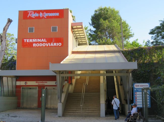 バスターミナルの最寄駅に到着しましたが、駅前にはターミナルの案内図など詳細がなく、ターミナルらしき場所が見えないためどこにあるのかしばし駅前で迷いました。<br />ここの階段を上ったところでした。セッテリオスとかいてないんだもの。わからん