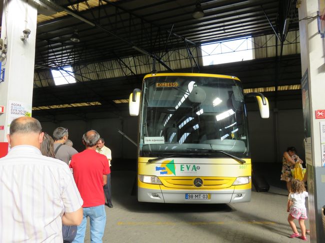 番号の場所でまちます。売店もあるのでコーヒーとかパンなどもかえます。座席は指定されているので座れないということはありません。