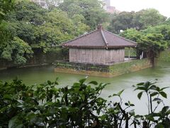 ゆいレール首里駅から歩き始める。駅ではまだ降っていなかったので・・・
首里城公園に着くころ・・・雨が降ってきた・・・
まずは、弁財天堂。