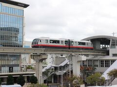 おもろまち駅を発車する車両。