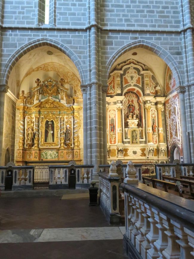 ここに隣接しているという壁面が5000体もの人骨で埋め尽くされているという人骨堂に行きたかったのですが、入り口がどこだかさっぱりわからず断念。<br />人骨でうめつくされている教会は以前チェコでみたことがあるのでまあいいか…<br />