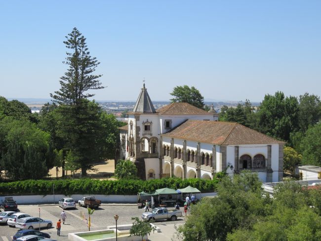 教会の隣には市場が隣接しています。市場の周辺には屋台もでていました。