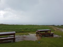 早々に食事を切り上げて、デザートへ。

どの石垣島の本を見ても『ミルミル本舗』というアイスクリーム屋さんが出ているので気になっていました。。

ちょうど大雨が降ってきてしまい、景色最悪なんですがお店から景色です。