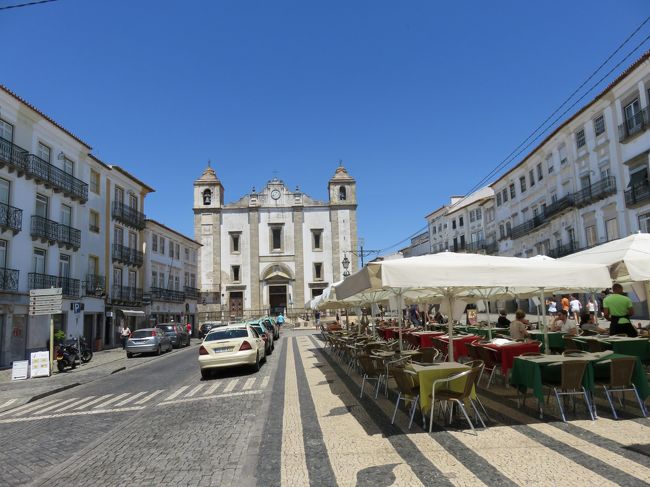 歩いて移動しているとなにやらカフェなどが立ち並ぶ場所にでてきました。<br />Praca de Giraldo（ジラルド広場）というとこでした。後ろはIgreja de Santo Antao（聖アントニオ教会）
