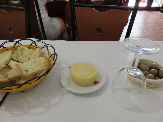 他を見学する前にあまりの暑さにやられ気味。<br />7月初旬でも湿度と気温はけっこう高いので歩きまわるのは厳しい。<br />ということで適当にお店で食事にすることにしました。<br />まずはパン、チーズ、オリーブがでてきました。<br />こちらは頼んでないためサービスと思われますが、ポルトガルでは不要の場合手をつけなければ無料です。<br />あるいは出てきた時点で断ることもできるみたいです。<br />手をつけずにいたら、おばちゃんが下げてくれました。