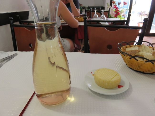 暑いのでビール、というところですがせっかくなのでワインを。<br />量はハーフボトルくらいはありますが安かったなー<br />ここでポルトガルではじめてのバカリャウを食べました。料理の写真とってなかった…おいしかったですよ