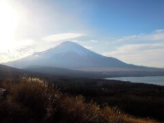 15：00　山中湖パノラマ台
山中湖から三国峠へ至る県道の途中にあるビューポイント。
眼下に山中湖、その向こうに富士山を望める。