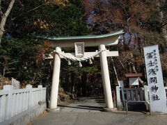 途中の富士浅間神社でトイレ休憩。

明らかに鳥居の先は空気感が違っていた。
できれば参拝したいけれど、そこは団体行動・・・
このまま箱根へまっしぐら。

