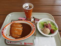ハングリーベアレストランでポークカツカレーのランチです。