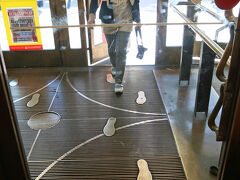 14:08　アカデミア書店

フィンランドの建築家、アアルトのデザイン。
このフット・ステップも彼の発案。
ドアの多段ハンドルにも注目、子供から背の高い人までグリップする。