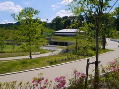 奥に見えるキトラ古墳壁画体験館 四神の館にて壁画の公開が行われます。
もちろん写真は撮れません。