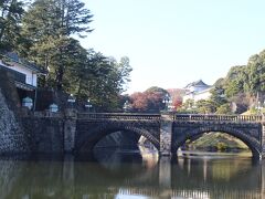 二重橋。 
普段は外からしか見えない皇居が映画やドラマに出てくるときによくつかわれる場所です。