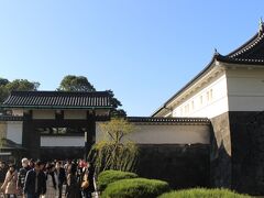 最後は大手門に到着して今回の皇居めぐりは終わり。 
さすがに元は徳川将軍の居城、スケールの大きさはほかの日本の城とは別格の広さを感じさせました。 