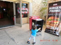 ママがアメリカのハンバーガー食べたいとの事でここのお店に決定。