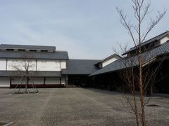 市の倉地区にあるさかづき美術館。白磁染付のものを中心に多くのさかづきが展示されています。売店では、瀬戸・美濃焼がさかずき以外にもたくさん並んでいました。