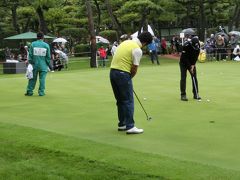 翌朝、雨のためトーナメント開始は１時間遅れ

撮影可能なパター練習場へ
雄太が熱心にグリーンの感触を確認中