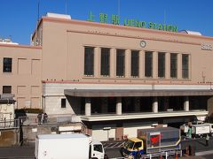 かつては東北への玄関口として繁栄を誇った上野駅。1932（昭和7）年に建てられた駅舎の威容が往時を偲ばせる。