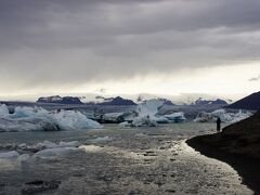 1号線をもう少し進むと、この地域最大の観光地であるJökulsárlón Glacier Lagoon（ヨークルスアゥルロゥン氷河湖）が見えてきます。