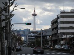 阪急電車で京都四条へ、四条から歩いて京都駅に向かう途中の京都タワー