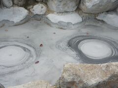 鬼石坊主地獄

泉質：ナトリウム、一塩化物泉
泉温：約99度

灰色の熱泥が沸騰する様子が坊主頭に似ている事から「鬼石坊主地獄」と呼ばれる様になったそうです。