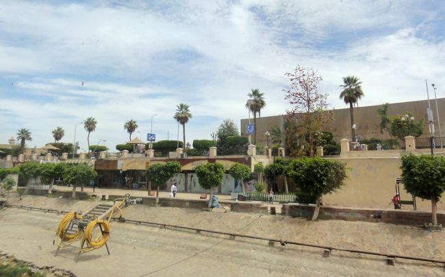 　クルーズ船から眺めた世界遺産ルクソール東岸の向こう岸の景観です!!