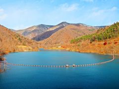 でも、見たかった四万ブルーの湖水の色は日本の水にしては珍しい位の鮮やかな青で、コレを見られただけでも満足・満足。

そして、色に満足した私が次に気になったのは、どうしてこんなに水の色が青いのかということ。
だって、本来は透明なはずの水の色がここまで青く見えるのは不思議でしょ。
水が空の色を反射しているから空の色と同じ青く見える・・・という説も昔からあるが、それならば空が鉛色の曇りの日に見たら水の色は青くは見えない筈なのに、此処のダムの水は１年中、美しい青い水を湛えている。

バスクリンを入れたかのような青には何か秘密がある筈・・。
