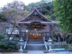 龍御前神社。
背後の岩が龍が口を開けているような形に見えることからこの名前が付いたそうです。