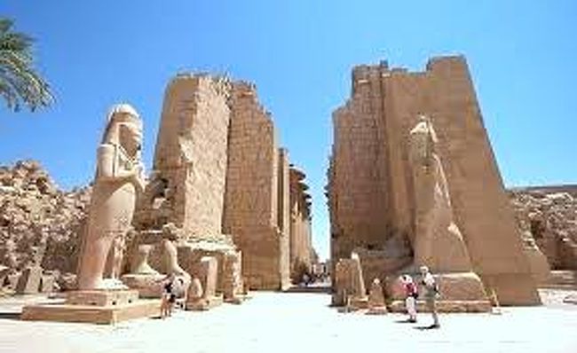 　第二塔門＝神官の巨像が向かい合っています!!