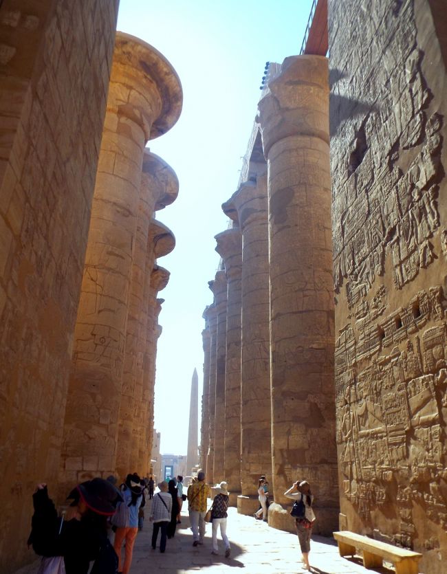 　大列柱室＝第二塔門の向こうが有名な大列柱室です。大列柱室の柱の高さは23ｍ。巨大な柱は何と130本も林立しており、余りの凄さに漠然とします!!天井はもう既に残っていないのに、巨大な柱が影を作り、一体が薄暗い空間になっています。その中に空の青さが一際目に染み込んできます!!