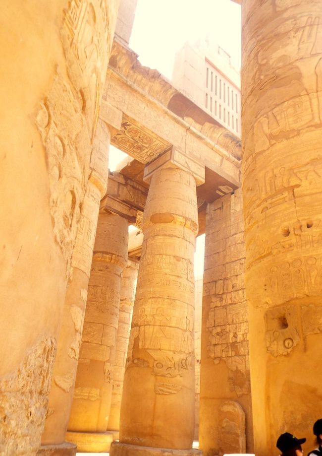　この大列柱室は、ラムセス1世が建設を始め、セティ1世が引き継ぎ、ラムセス2世が完成させました。巨大さに加え、柱には美しいレリーフが彫られています。天井部分にはまだ色彩も残っています。