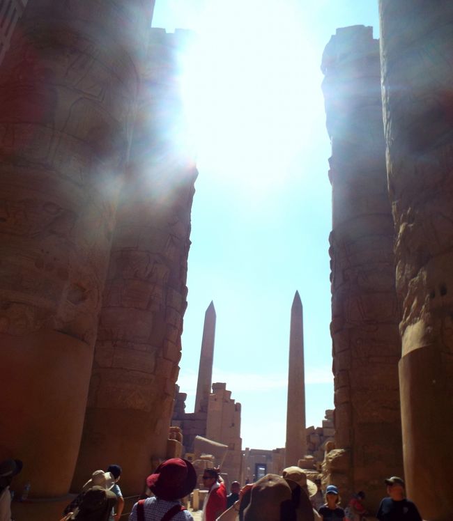 　巨大な大列柱室を抜け、第三塔門、第四塔門を通ると2本のオベリスクが見えてきます。左はハトシェプスト女王のオベリスクで30ｍ。右はトトメス1世のオベリスクで22ｍあります。