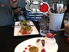 ノーベル博物館に到着。館内の写真を全然撮っていませんでした…
子供向けに体験できるコーナーがいろいろあって、楽しめました。６歳児にはちょっと難しかったかな？広さ自体はそんなに広くないです。
入場料を払った時に、子供には展示に関するクイズが渡され、５問全部埋めて受付に持って行くと、メダル型のチョコレートと交換してくれます。嬉しい。
入り口横のカフェで、以前晩餐会でデザートとして出されていたのと同じアイスクリームを。中がベリーのシャーベットで思ったより美味しかったです。
地球の歩き方に載っているメニューだからか、他に日本人のお客さんが何組もいて皆このアイスを頼んでいました。