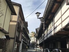 江戸時代から伝わる建築様式・せがい出し梁造り

湯畑近くの風情ある外観が美しい『大阪屋旅館』