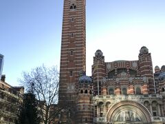 街歩きへ出発。
朝方、雨が降っていましたが、綺麗な青空。
ロンドンと言えば、天気が悪いというイメージで有名ですが、滞在中は、天気に恵まれました。
こちらは、有名なウェストミンスター寺院では無くて、ウェストミンスター大聖堂。
高い塔がある赤レンガづくりの立派な教会でした。
前にはクリスマスツリーがありました。
