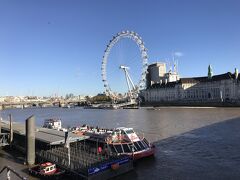 テムズ川まで来ました。
対岸にはロンドンアイが見えます。
前回、ロンドンに来た際には、無かった記憶があったので調べたら１９９９年に出来たそうです。
すっかり、ロンドン名物として定着していて、私達も含めて、ロンドンアイを背景に、写真を撮る人がたくさんいました。