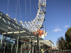 その少し先が、ロンドン・アイの乗り場。
思ったほど混雑していませんでした。