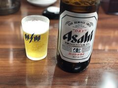 とりあえずビールが飲みたかったので、手近に途中にあった餃子の王将へ。
王将の定番、スーパードライ大瓶♪