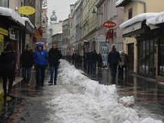 歩行者天国フェルハディヤ通り

通りの真ん中に雪が積まれています。