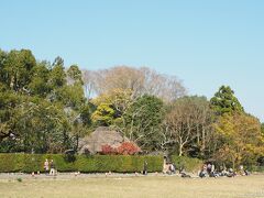 嵯峨野　落柿舎

嵯峨野の長閑な景色です。
落柿舎の前に腰を下ろし一休みする人も。
