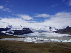 天気がいいので、昨日ちょっと立ち寄ったフィヤトルスアゥルロゥン氷河湖（Fjallsárlón Iceberg Lagoon）に立ち寄ることにしました。昨日既に観光した家内はカフェで留守番。私と子どもの2人で見に行きました。水中に含まれる微粒子のためか、ここの湖は緑っぽく、これはまたきれいです。