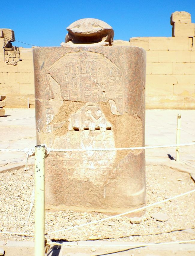 　スカラベ＝ふんころがしは、古代エジプトでは神の化身で強い力を持つと言われています。スカラベの周りを3回廻ると幸せに、4回廻ると大金持ちに、?回廻ると　?にとか、現地添乗員さんが言っていました。