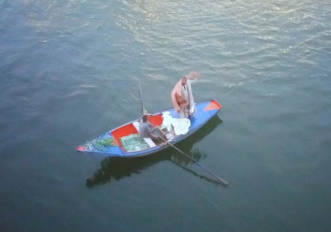 　クルーズ船の周りには、このようにボートでお土産等を売る為に、私達に盛んに下の方(海の中から)声を掛けています。そして物を船に目掛けて放り投げています。海の中に落ちたらどうするのだろう?　そしたらタモで拾い上げているようです。処変われば、変わった商売もあるものです!!