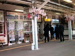 8:05　猪苗代駅に着きました。（会津若松駅から30分）

高校生たちが降りて行きます。
