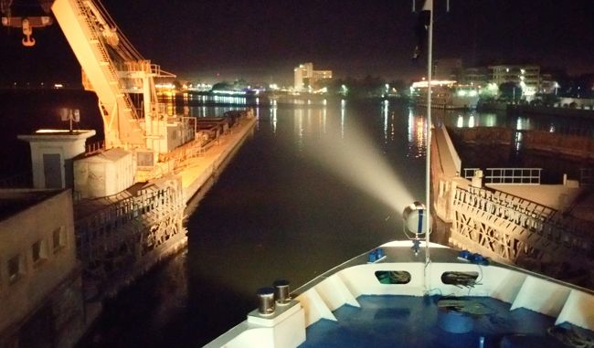 　ナイル川の水位調節の役目を果たすエスナ水門です。今まさに開かれようとしています!!
