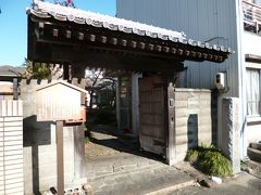 ようやく中山道の史跡登場です。関ヶ原宿の脇本陣の跡地だそうです。当時から残る門らしいです。