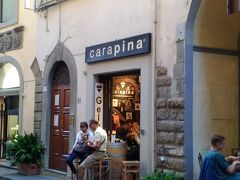 carapina（カラピーナ）

ウフィッツィ美術館近く、細い路地にあるジェラート屋さん。休みが不定期とかで空いてたらラッキーと聞いていたので、早々に来てみました。開いてる！後日また来てみたら開いてなかったのでこの日に来てよかった。