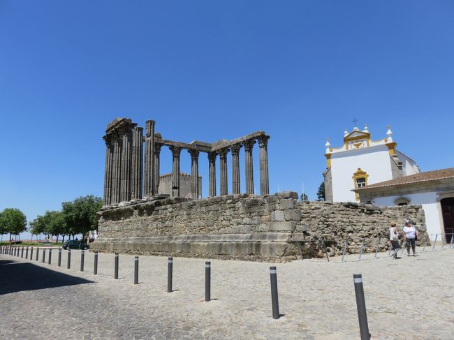 大聖堂近く、すぐそばにはローマ神殿が。ローマ皇帝アウグストゥスを祀るために作られたものということで、ギリシャにいったことないけどこんな感じなんでしょうか。